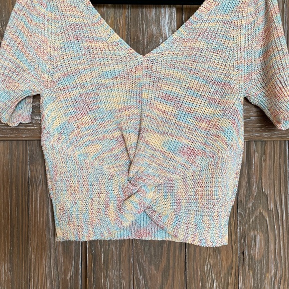 Knitted multicolored crop top with cute knot in the back - Picture 5 of 6